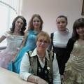 В школе села Недвиговка с девочками, декламировавшими мои стихи